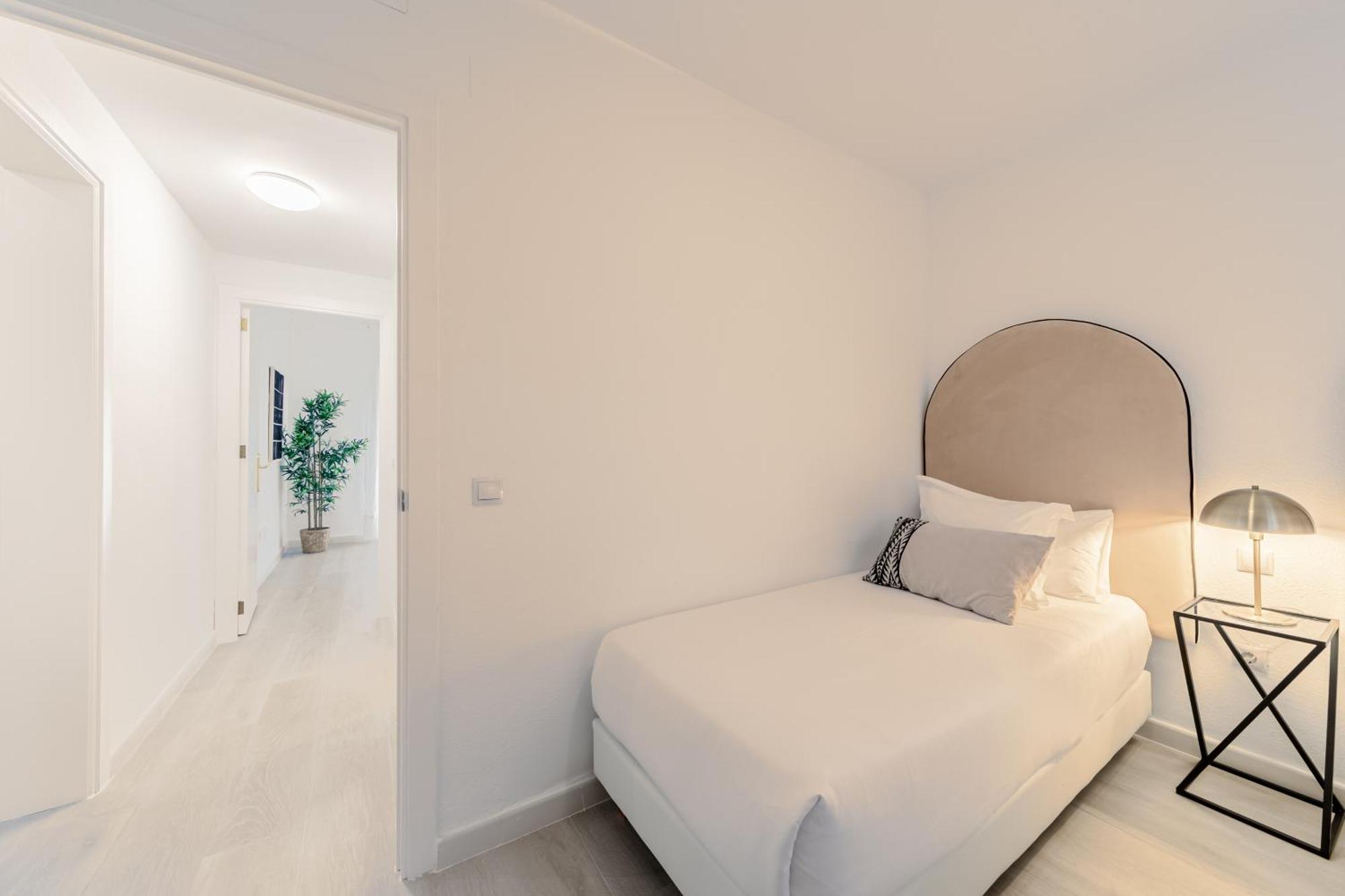 Isg Apartments Becquer Free Parking Inside The Building Севилья Экстерьер фото